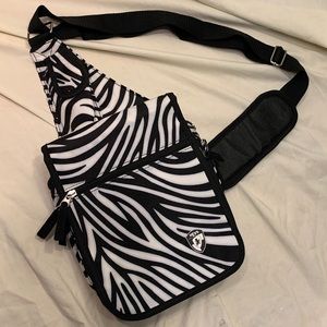 Heys TravelMate Exotic Multi Compartment Crossbody, EUC, Like new condition